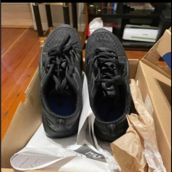 Shoes for Crew Energize II size 5.5 Black only worn once  still in the box. - Picture 2 of 2